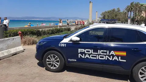 Un vehículo de la Policía Nacional patrulla en la Playa de Palma, Mallorca Un vehículo de la Policía Nacional patrulla en la Playa de Palma, Mallorca