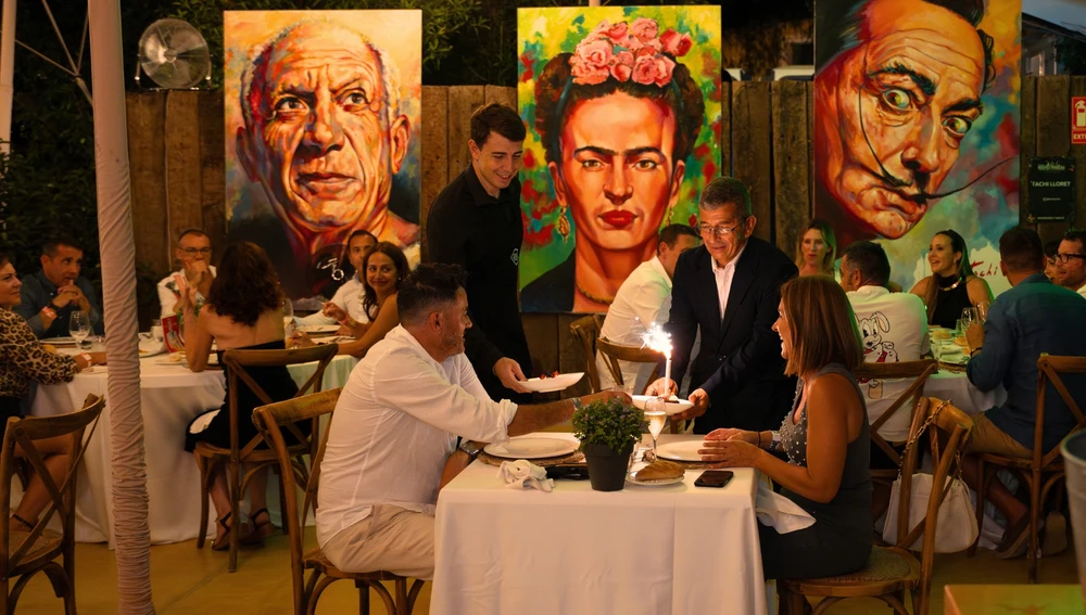 Personas disfrutando de la gastronomía del festival Personas disfrutando de la gastronomía del festival