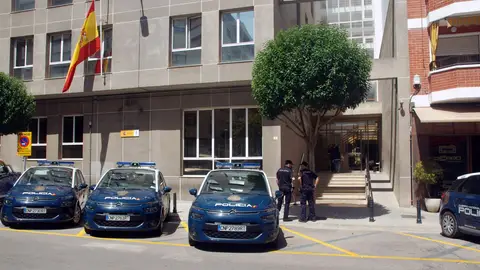 La Policía Nacional ha detenido a un varón de 40 años por atracar varios establecimientos a los que se desplazaba en vehículos robados en Gandía y Alicante La Policía Nacional ha detenido a un varón de 40 años por atracar varios establecimientos a los que se desplazaba en vehículos robados en Gandía y Alicante