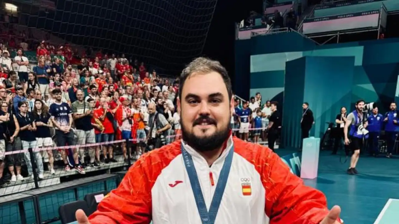 Juan Caamaño Ballestín con la medalla de bronce de balonmano en Paris 2024 Juan Caamaño Ballestín con la medalla de bronce de balonmano en Paris 2024