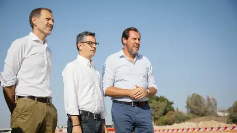 El ministro de la Presidencia, Justicia y Relaciones con las Cortes, Felix Bolaños (1d), y el ministro de Transportes y Movilidad Sostenible, Óscar Puente, durante la visita a las obras de la línea de AVE. A 13 de agosto de 2024, en Níjar, Almería - Marian León - El ministro de la Presidencia, Justicia y Relaciones con las Cortes, Felix Bolaños (1d), y el ministro de Transportes y Movilidad Sostenible, Óscar Puente, durante la visita a las obras de la línea de AVE. A 13 de agosto de 2024, en Níjar, Almería - Marian León -
