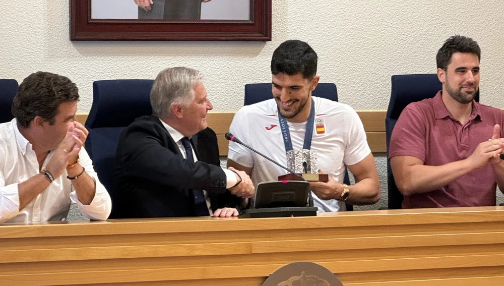 Miguel Sánchez-Migallón recibe el reconocimiento del Ayuntamiento Miguel Sánchez-Migallón recibe el reconocimiento del Ayuntamiento