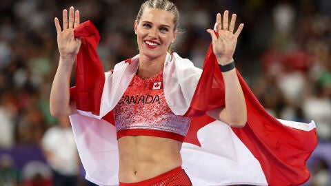  La medallista de bronce Alysha Newman del equipo de Canadá reacciona después de competir durante la final de salto con pértiga femenino en el día doce de los Juegos Olímpicos de París 2024 . (Foto por Cameron Spencer/Getty Images)