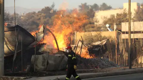 El incendio envuelve un negocio de venta de leña en Penteli, al noreste de Atenas El incendio envuelve un negocio de venta de leña en Penteli, al noreste de Atenas