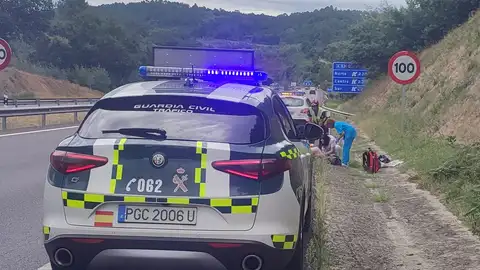 Rescatan a un menor que meteu o pe nunha alcantarilla Rescatan a un menor que meteu o pe nunha alcantarilla