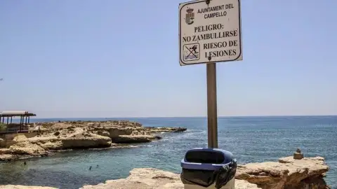 Cuatro jóvenes multados en El Campello por lanzarse al agua desde las rocas Cuatro jóvenes multados en El Campello por lanzarse al agua desde las rocas