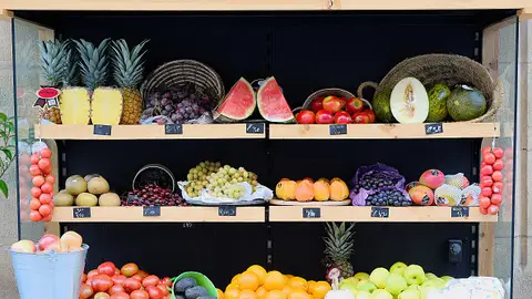 Imagen de una estantería de un mercado con varias frutas. Imagen de una estantería de un mercado con varias frutas.