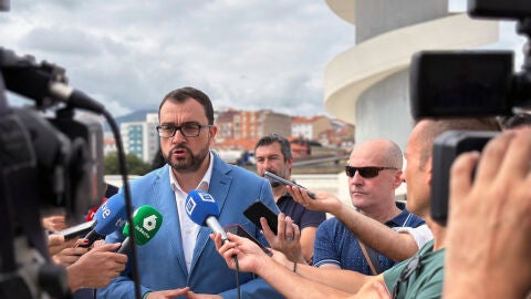 Adri&aacute;n Barb&oacute;n atiende a los medios de comunicaci&oacute;n