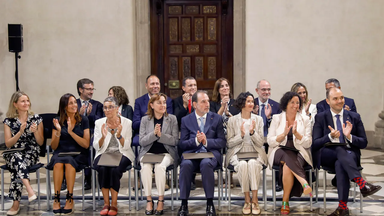 Los consellers del nuevo Govern de Salvador Illa aplauden durante el acto de toma de posesión celebrado este lunes en Barcelona.