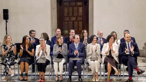 Los consellers del nuevo Govern de Salvador Illa aplauden durante el acto de toma de posesión celebrado este lunes en Barcelona. Los consellers del nuevo Govern de Salvador Illa aplauden durante el acto de toma de posesión celebrado este lunes en Barcelona.