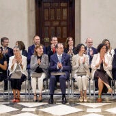 Los consellers del nuevo Govern de Salvador Illa aplauden durante el acto de toma de posesión celebrado este lunes en Barcelona.
