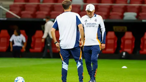 El entrenador del Real Madrid, el italiano Carlo Ancelotti, en el entrenamiento del equipo este martes en Varsovia, en la víspera del partido de la Supercopa de Europa de fútbol que enfrenta a su equipo con el Atalanta. EFE/ Mariscal El entrenador del Real Madrid, el italiano Carlo Ancelotti, en el entrenamiento del equipo este martes en Varsovia, en la víspera del partido de la Supercopa de Europa de fútbol que enfrenta a su equipo con el Atalanta. EFE/ Mariscal