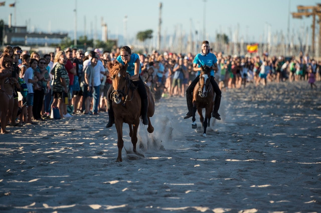 Las populares ‘Corregudes de Joies’ vuelven a la playa de Pinedo con una docena de caballos participantes Las populares ‘Corregudes de Joies’ vuelven a la playa de Pinedo con una docena de caballos participantes