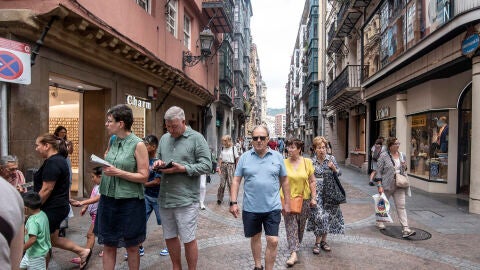 Varios turistas visitan el Casco Viejo de Bilbao