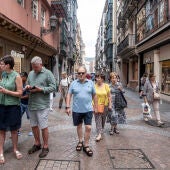 Varios turistas visitan el Casco Viejo de Bilbao
