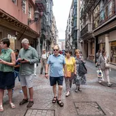 Varios turistas visitan el Casco Viejo de Bilbao Varios turistas visitan el Casco Viejo de Bilbao