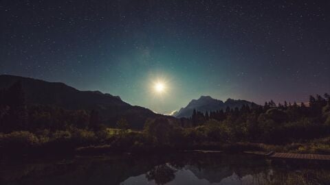 Imagen de un paisaje con una luna brillante