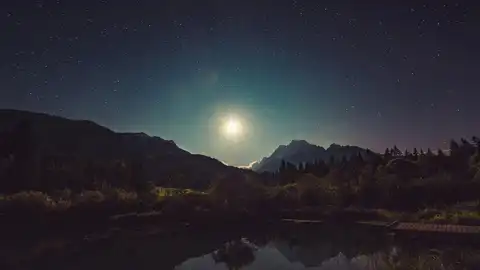 Imagen de un paisaje con una luna brillante Imagen de un paisaje con una luna brillante