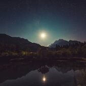 Imagen de un paisaje con una luna brillante