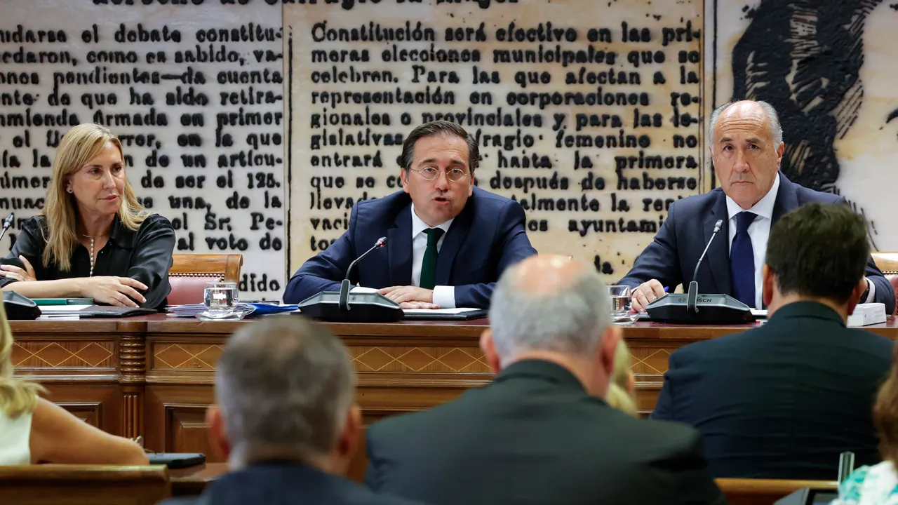 Albares confirma que habla con el Gobierno venezolano y la oposición para buscar "una solución negociada"