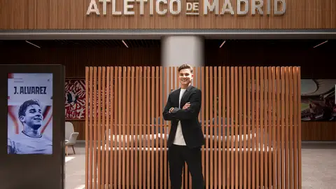 Julián Alvarez: "Voy a esforzarme al máximo para ganar con esta camiseta" Julián Alvarez: "Voy a esforzarme al máximo para ganar con esta camiseta"