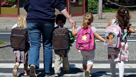 Imagen de archivo de un grupo de ni&ntilde;os yendo al colegio