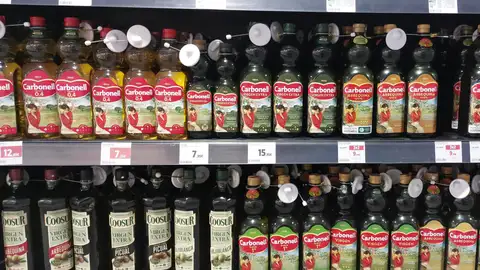 Imagen de archivo de botellas de aceite de oliva en un supermercado. Imagen de archivo de botellas de aceite de oliva en un supermercado.