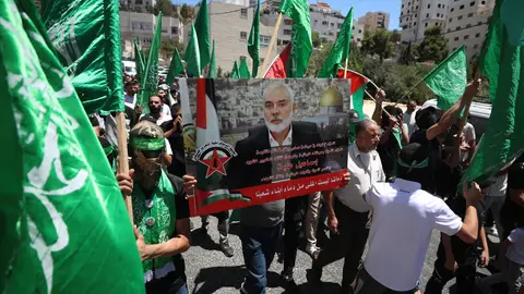 Varias personas participan en una protesta contra el asesinato del líder de Hamás, Ismail Haniyeh. Varias personas participan en una protesta contra el asesinato del líder de Hamás, Ismail Haniyeh.