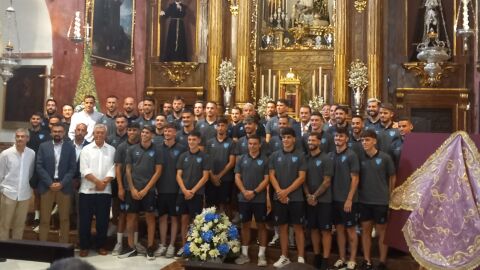 Plantilla del M&aacute;laga en la ofrenda floral a la Divina Pastora