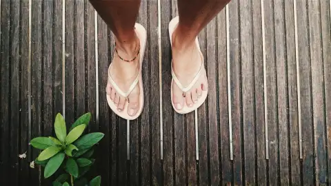 Un podólogo advierte sobre el uso de las chanclas y explica por qué limitar su uso Un podólogo advierte sobre el uso de las chanclas y explica por qué limitar su uso