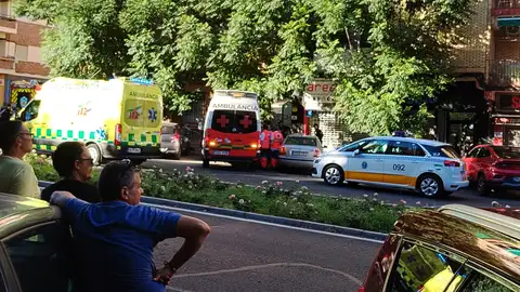 Herida grave una mujer al ser arrollada por un coche que se empotró contra una tienda en Badajoz Herida grave una mujer al ser arrollada por un coche que se empotró contra una tienda en Badajoz