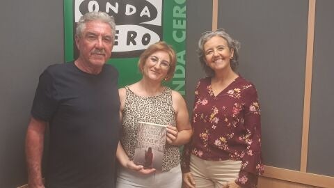 De izquierda a derecha, Manuel Avil&eacute;s, Ana Isabel Fern&aacute;ndez y Lola Torrent