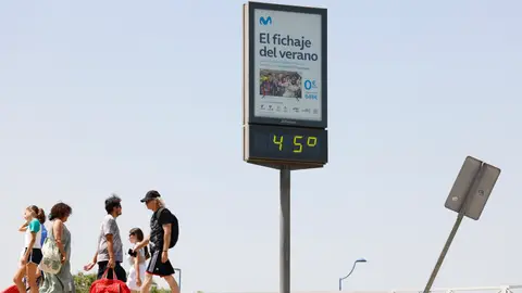 Personas pasan junto a un termómetro que marca 45 grados Celsius durante una ola de calor el 21 de agosto de 2023 en Sevilla, España. La ciudad, que es la área metropolitana más caliente de Europa, está experimentando otro período de días con temperaturas superiores a 40°C. (Foto por Marcelo del Pozo/Getty Images) Personas pasan junto a un termómetro que marca 45 grados Celsius durante una ola de calor el 21 de agosto de 2023 en Sevilla, España. La ciudad, que es la área metropolitana más caliente de Europa, está experimentando otro período de días con temperaturas superiores a 40°C. (Foto por Marcelo del Pozo/Getty Images)