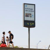 Personas pasan junto a un termómetro que marca 45 grados Celsius durante una ola de calor el 21 de agosto de 2023 en Sevilla, España. La ciudad, que es la área metropolitana más caliente de Europa, está experimentando otro período de días con temperaturas superiores a 40°C. (Foto por Marcelo del Pozo/Getty Images)
