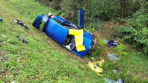 Una mujer resulta herida al caer con su turismo por un desnivel de 4 metros en Siero. Una mujer resulta herida al caer con su turismo por un desnivel de 4 metros en Siero