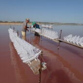 Torrevieja conserva su artesanía salinera con su icónico barco de sal