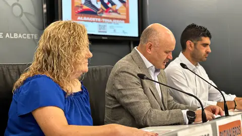 Presentación I Edición "Patinajeros" El concejal de Deportes, Francisco Villaescusa, acompañado por el alcalde pedáneo de Tinajeros, José González, y la presidenta del Club de Patinaje de Albacete ‘Skating Dreams’, Maribel Monteagudo.