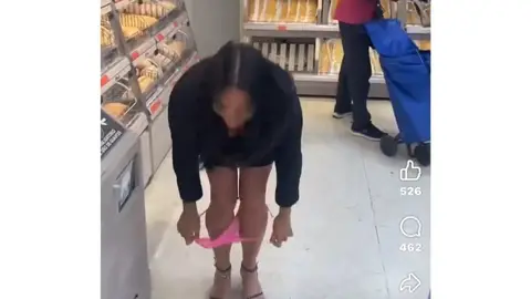 Una influencer esconde sus bragas entre el pan del Mercadona y desata la indignación de los usuarios Una influencer esconde sus bragas entre el pan del Mercadona y desata la indignación de los usuarios