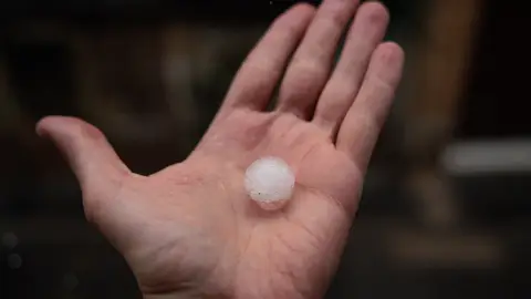 Detalle de una bola de granizo Meteorología