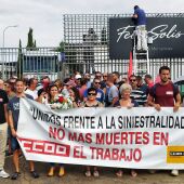 Concentración frente a las bodegas de Félix Solís