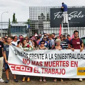 Concentración frente a las bodegas de Félix Solís Concentración frente a las bodegas de Félix Solís