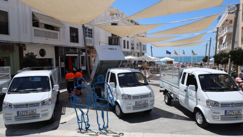 Camiones de basuras del servicio de limpieza de Rota en una foto de archivo
