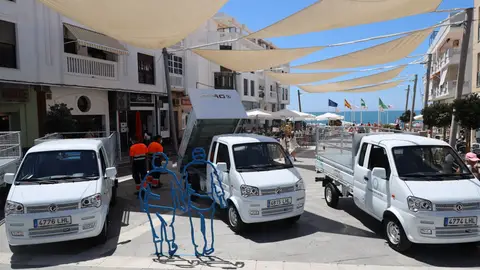 Camiones de basuras del servicio de limpieza de Rota en una foto de archivo Camiones de basuras del servicio de limpieza de Rota en una foto de archivo