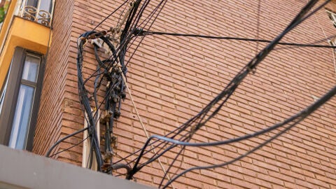 Fachada con cableado