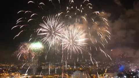 Palmeras de fuegos artificiales en la Nit de l'Albà de Elche de 2024. Palmeras de fuegos artificiales en la Nit de l'Albà de Elche de 2024.