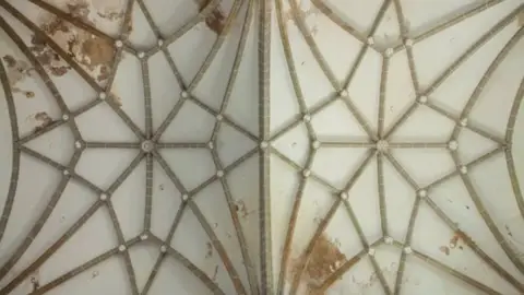 La Junta y el Arzobispado de Mérida-Badajoz restaurarán y consolidarán la iglesia de San Pedro de Almendral La Junta y el Arzobispado de Mérida-Badajoz restaurarán y consolidarán la iglesia de San Pedro de Almendral