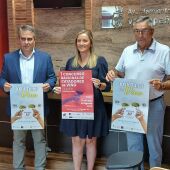 Vicente Cruz, Vanessa Irla y Francisco Corrales posando con el cartel "Túnel del Vino"