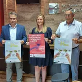 Vicente Cruz, Vanessa Irla y Francisco Corrales posando con el cartel "Túnel del Vino" Vicente Cruz, Vanessa Irla y Francisco Corrales posando con el cartel "Túnel del Vino"