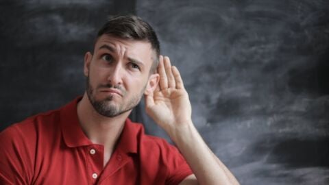 Imagen de una persona con problemas de audici&oacute;n