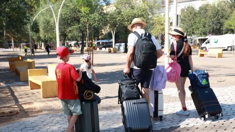 Imagen de archivo de turistas con maletas en la Alameda de H&eacute;rcules de Sevilla.